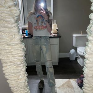 🌈BDG slim straight bleach ripped jeans🌈